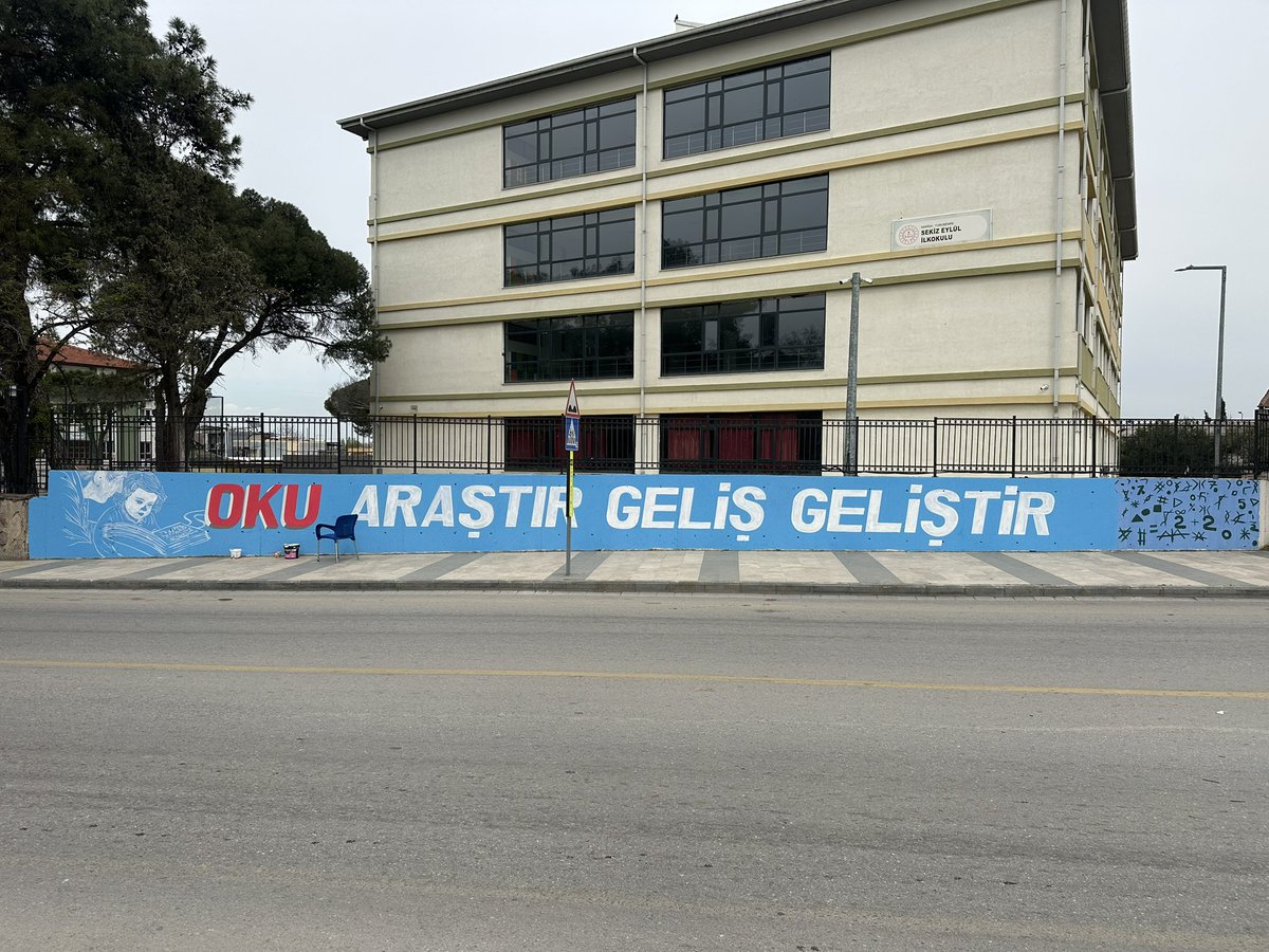 Sürekli bu yoldan geçiyordum,
Haliyle duvar ilgimi çekmeyi başardı,
Ne yapayım diye uzun uzun düşünmedim,
Başladık bakalım :))