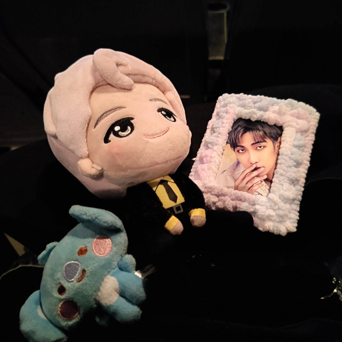 LoveBTS_ARMY___'s tweet photo. ライビュ行ってきました！
冒頭メンバーの姿を見た途端ポロポロ涙が出てきちゃって😢
私こんなに会いたかったんだ！
こんなに本当に本当に大好きなんだって再認識！
来年こそは生で合わせて下さいね💜
でも！！！ナムさんこれ以上カッコよくならないで〜！！！
泣くだけじゃなくて気絶するって！！！ https://t.co/tiA6PQrSnN