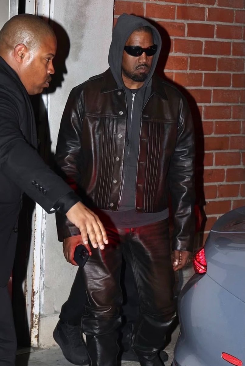 DodoFits's tweet photo. meet Ye https://t.co/1gM5zcZ9ew