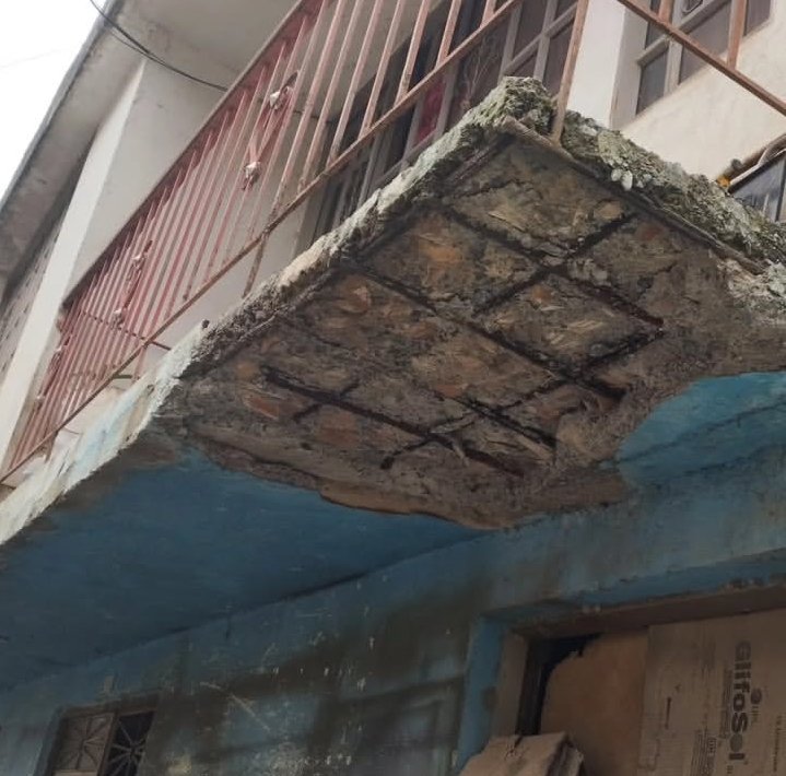 estrucpatologia's tweet photo. Losa con estado avanzado de carbonatacion. El acero está corroído y el concreto fracturado, además se ve que no se usó grava en el concreto sino trozos de escombro. La solución es la demolición parcial.

#construccion #patologiaestructural #edificios #estructuras #ingenieriacivil https://t.co/6m4z6s0pYq