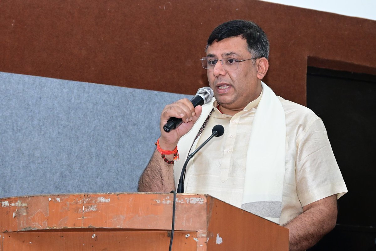 “स्कूल रूआर–2026” अभियान के सफल क्रियान्वयन हेतु जिला स्तरीय अभिमुखीकरण सह समीक्षा बैठक आयोजित। शत-प्रतिशत नामांकन एवं नियमित उपस्थिति सुनिश्चित करने पर बल। सभी विभागों को समन्वित प्रयास के साथ अभियान को सफल बनाने के निर्देश दिए गए। <a href="/JharkhandCMO/">Office of Chief Minister, Jharkhand</a> <a href="/prdjharkhand/">IPRD Jharkhand</a>