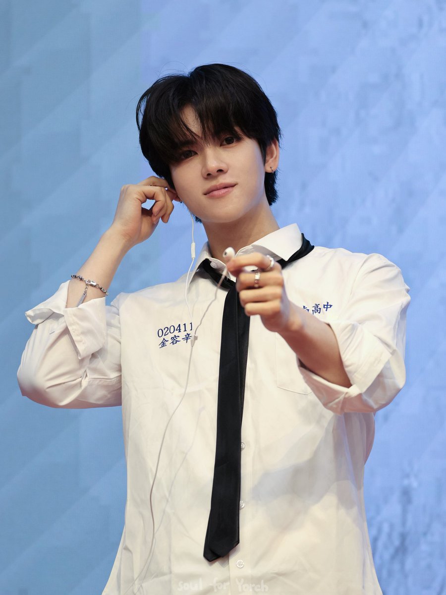 260411

이어폰 하나 나눠 줄게🎧

#POW #파우  #YORCH  #요치