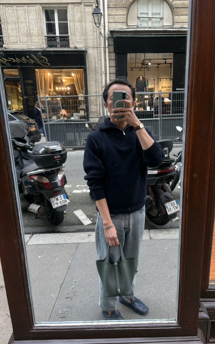 Sutarrrr's tweet photo. I’m tired. I deserve a Hermes Bag. https://t.co/uYGf94BayX