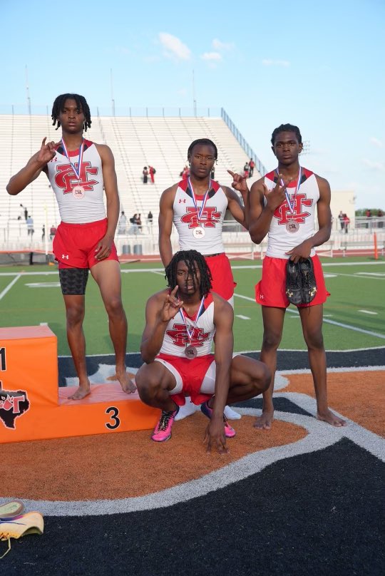 LonghornSpeed's tweet image. 11-6A District Medalists &amp;amp; Area qualifiers:

4x4- Jamarrion Lowe, Zane Good, Daylin Deckard, Marion Barnett (3:19.67)

Jamarrion Lowe- LJ (23’4)

Zane Good- 800 (2:00.72)

Marion Barnett- 400 (49.09)

#TTHL #BuiltNotBought

@CoachBMcGee @TheCoachNWard @Coach_D_Wynn