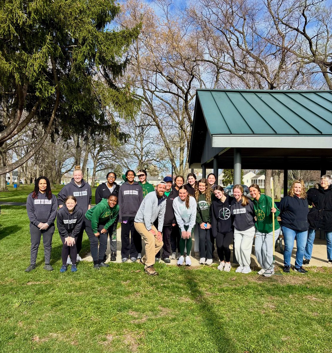 TiffinUWBB's tweet photo. Spent the morning helping clean up Oakley Park in Tiffin! Grateful for everyone we met along the way!

#TUWBB #WEGRIND https://t.co/lGza5Wldf5