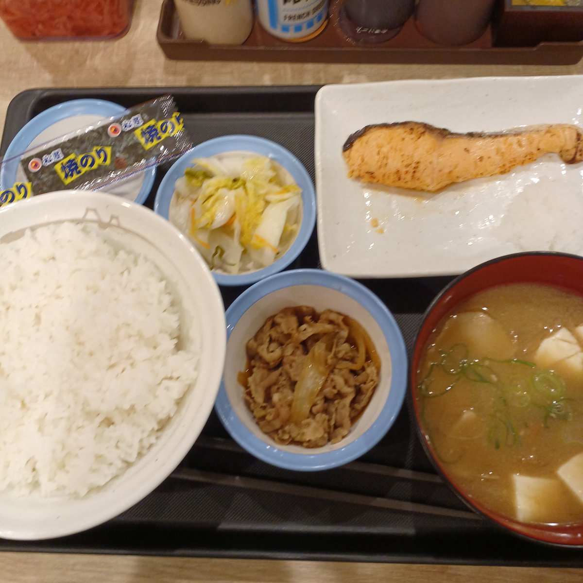 ババアはセレブだから久しぶりにダブルワークで疲れたわ❤️
ディナーは鮭定食に豚汁よ❤️