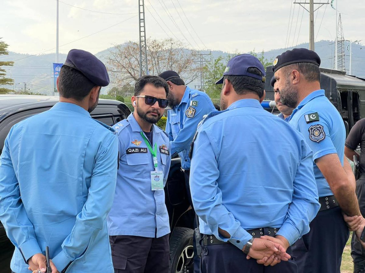 ahmedabubakarm7's tweet image. ایس ایس پی آپریشنز اسلام آباد قاضی علی رضا نے شہر بھر کی سکیورٹی کا ازسر نو جائزہ لیا، ڈیوٹی پر مامور پولیس افسران سے ملاقات کی اور ڈیوٹی پر الرٹ رہنے کی ہدایات جاری کیں۔
#WeRIslamabadPolice #RedZone #Islamabad #SafeCity #پاکستان #امن_کا_سفیر_پاکستان #Pakistán