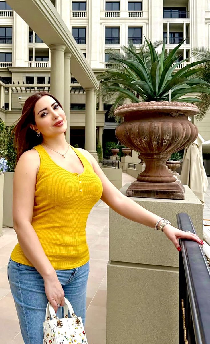 ArabFree's tweet photo. نسرين طافش 👑

مساء اليوم في دبي 🇦🇪☀️

🍍✨ https://t.co/swJkQBajuk