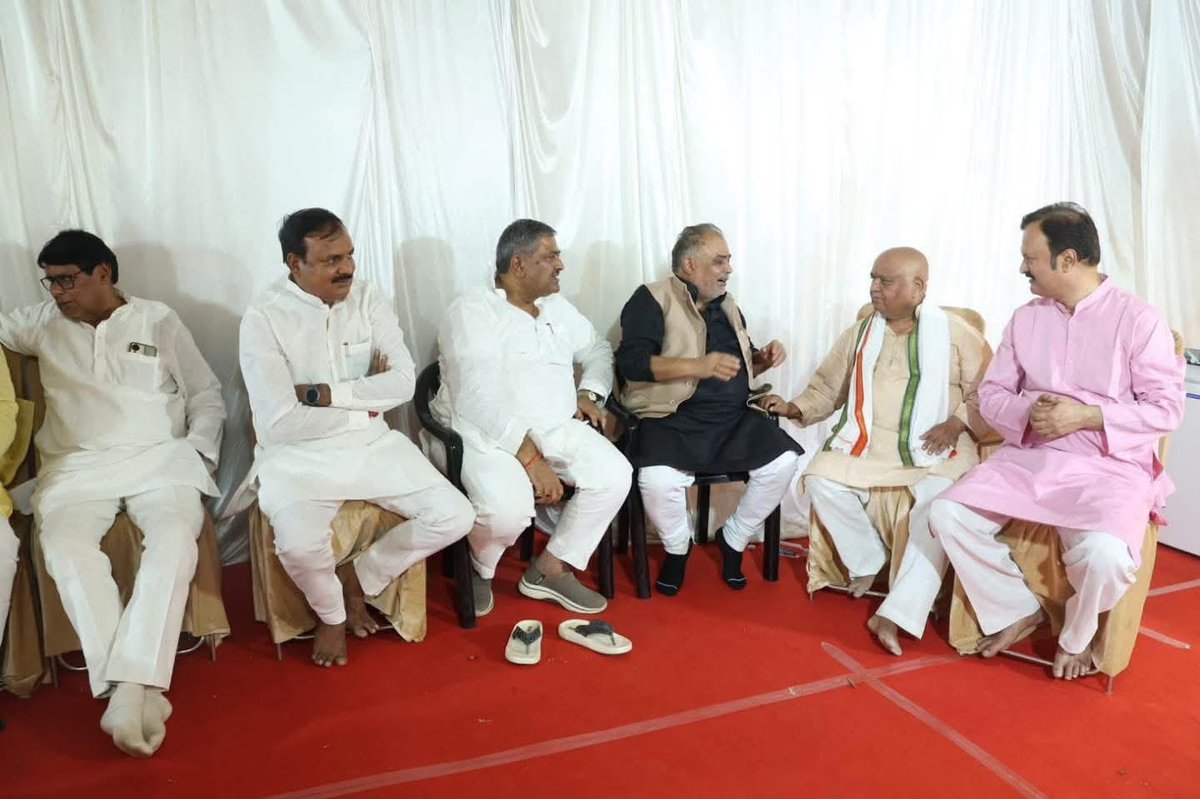 KashiDharmendra's tweet photo. भाजपा के प्रदेश उपाध्यक्ष, एमएलसी श्री विजय बहादुर पाठक जी @vijaypathakbjp के आजमगढ स्थित बडसरा खालसा ( तहबरपुर) स्थित आवास पहुंचकर उनके पूज्य पिता को श्रद्धांजलि दी। https://t.co/xtABtAo4Bt