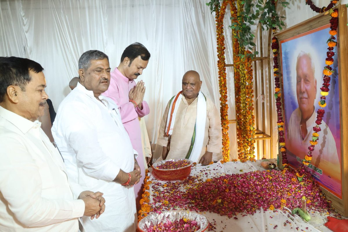 KashiDharmendra's tweet photo. भाजपा के प्रदेश उपाध्यक्ष, एमएलसी श्री विजय बहादुर पाठक जी @vijaypathakbjp के आजमगढ स्थित बडसरा खालसा ( तहबरपुर) स्थित आवास पहुंचकर उनके पूज्य पिता को श्रद्धांजलि दी। https://t.co/xtABtAo4Bt