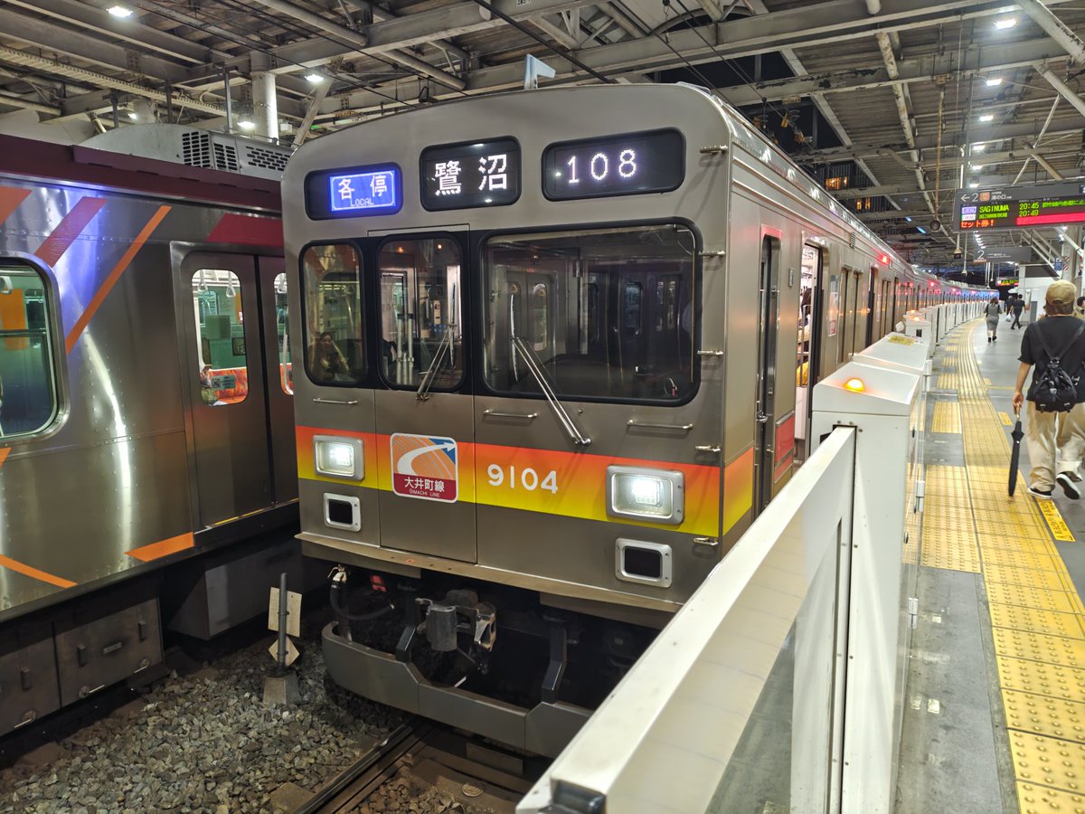 8107F_TRTA's tweet photo. 今日はにこたまから宮崎台まで東急9000系の9004編成(グラデーション帯の編成としては最古参)の鷺沼行きに乗った
#9004編成 #9004F #大井町線 #田園都市線 https://t.co/ncWKfyS1Hg