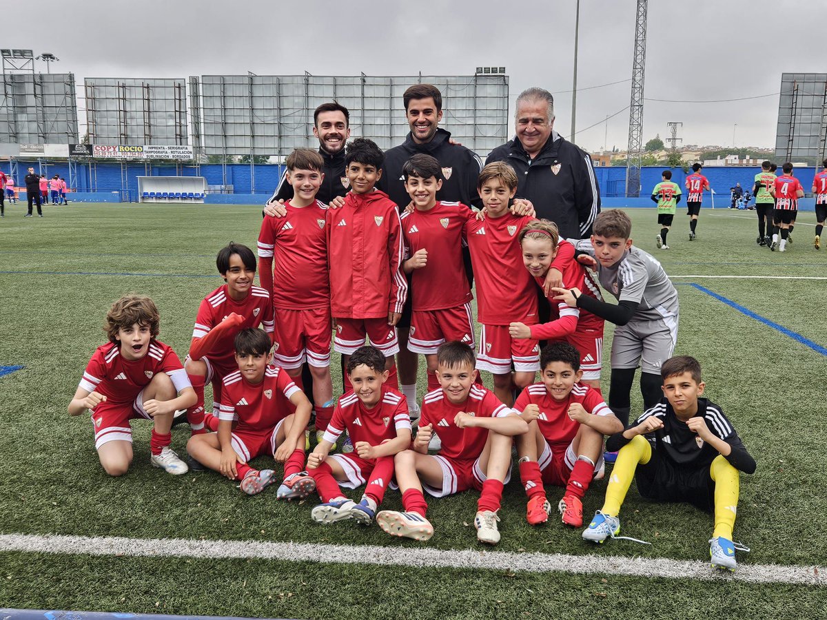 🏆 | Con tres jornadas todavía por delante, el #SevillaFCBenjA se proclama campeón de liga tras vencer este sábado a la <a href="/UDLoreto/">UD Loreto</a>.

¡Enhorabuena, chicos!

#CanteraSevillaFC