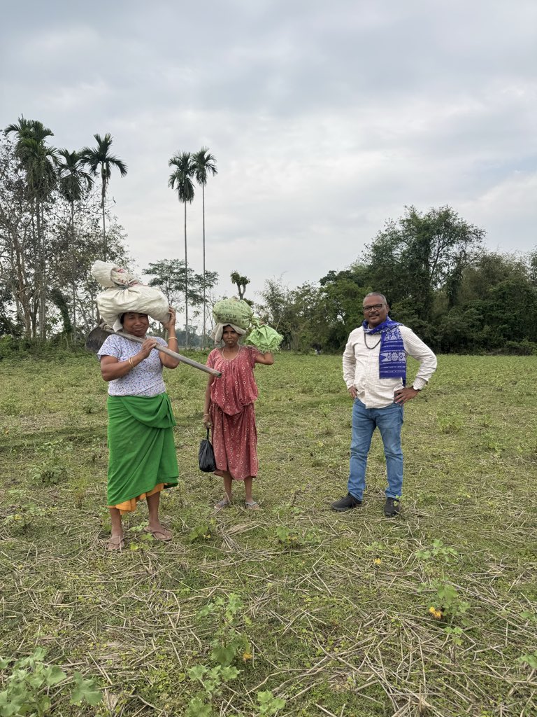 Mrinal_MLA's tweet image. #8PM
#HardWork
#WorkCulture

আজি দিনটোৰ ভাললগা ফটোখন...
 দুগৰাকী কঠোৰ পৰিশ্ৰমী মহিলাৰ সৈতে কটোৱা আন্তৰিক মূহূৰ্ত। কেতিয়াবা এখন সাধাৰণ ছবিয়েই নিৰৱে হেজাৰ শব্দৰ কাহিনী ক'ব পাৰে ।

Posing with two hard working Women. A simple photo can speak more than thousand words.