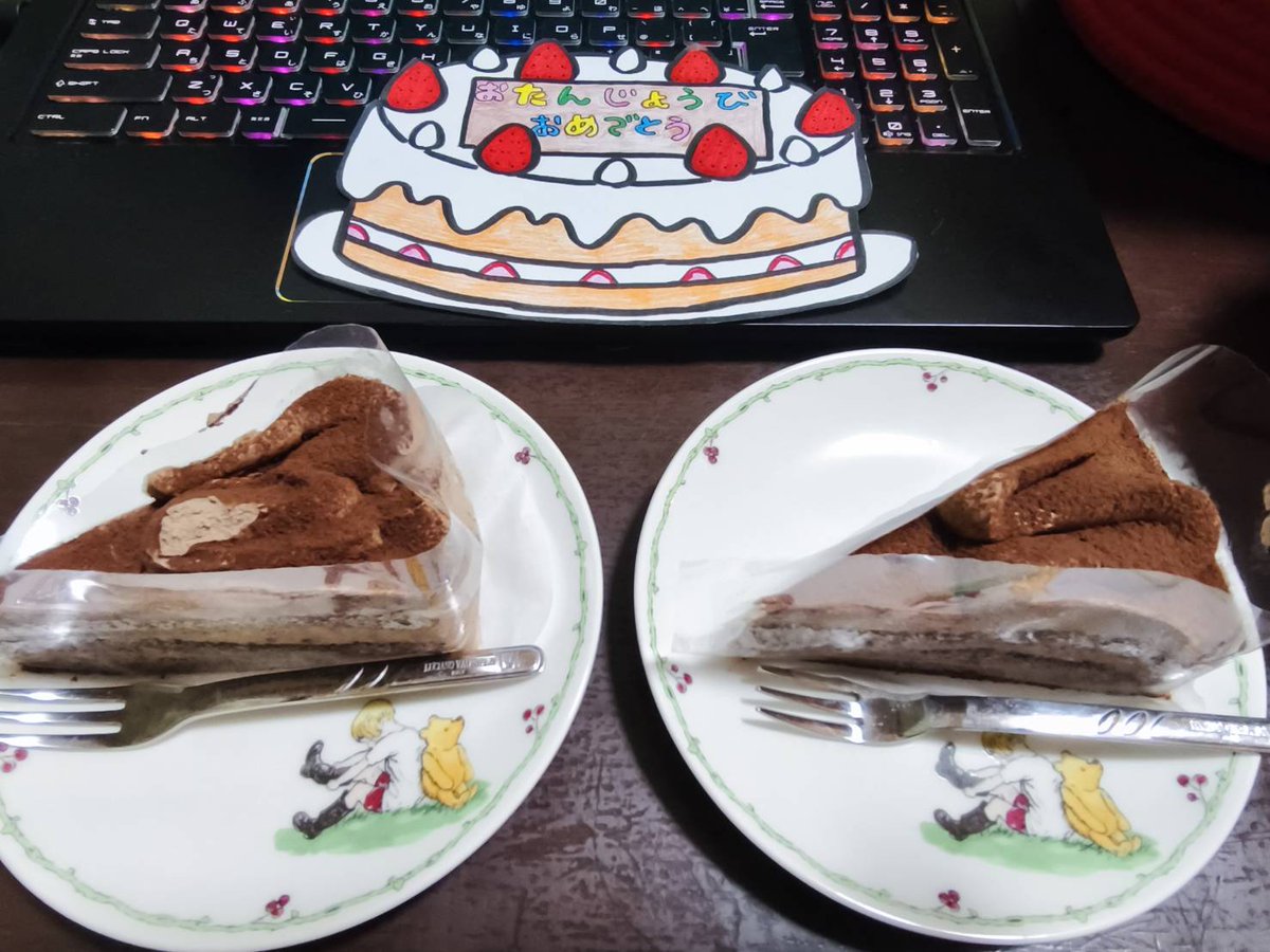 ♫はっぴばーすでーとぅーごりー🙄🎉
お夕飯の海鮮丼がボリューミーで🙄💧
(でも私のマグロはフツーに平らに置けた。🦍のは🍚多過ぎて縦に立体的になった😂)
「私、🍰は明日のオヤツに食べるわ〜😅」
「じゃあ俺は今食べるね😀」
底無し胃袋健在……めでたしめでたし🙄🎉😂