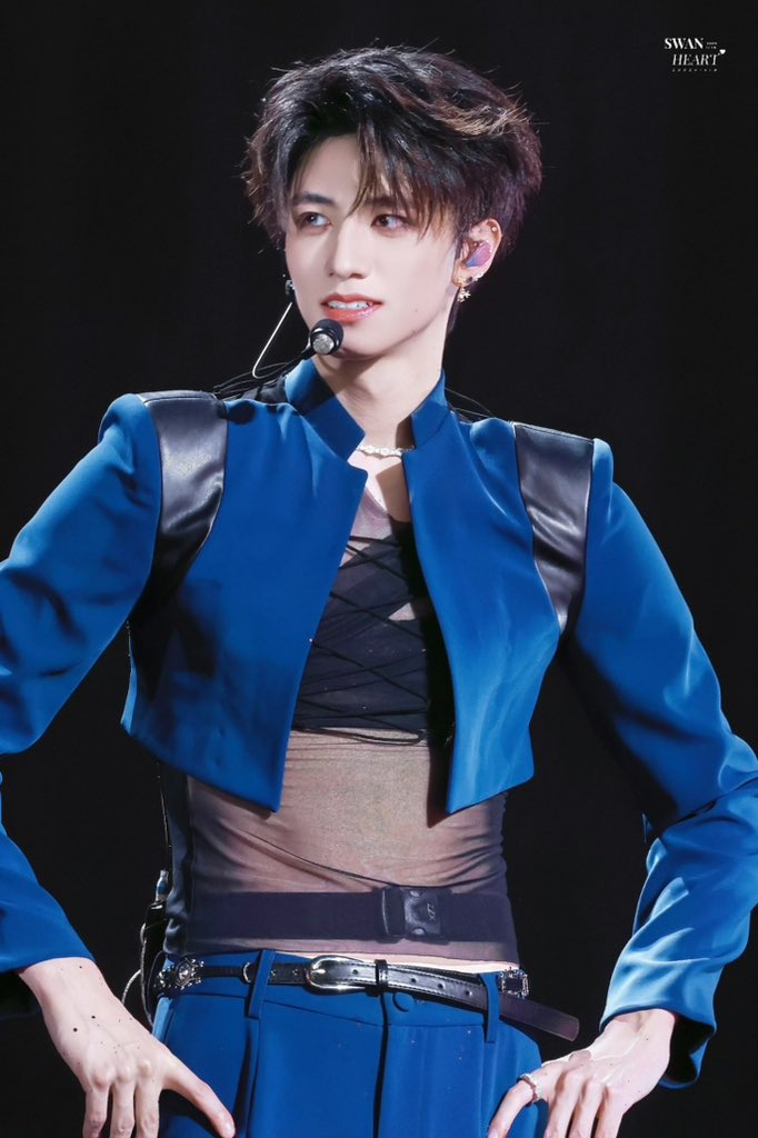 Draenge1's tweet photo. 这个衣服 第一眼丑 第二眼骚 第三眼还可以 第四眼开始我就觉得穿在朱志鑫身上刚刚好了 https://t.co/t3HzPXCwxB