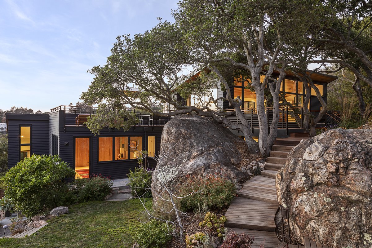 WeatherShield's tweet image. This Thousand Oaks home embraces its natural surroundings – using existing rock formations and expansive windows to create a seamless connection between architecture and environment. #CaliforniaHomes #ArchitecturalDesign #Nature

Images by Michele Lee Willson Photography