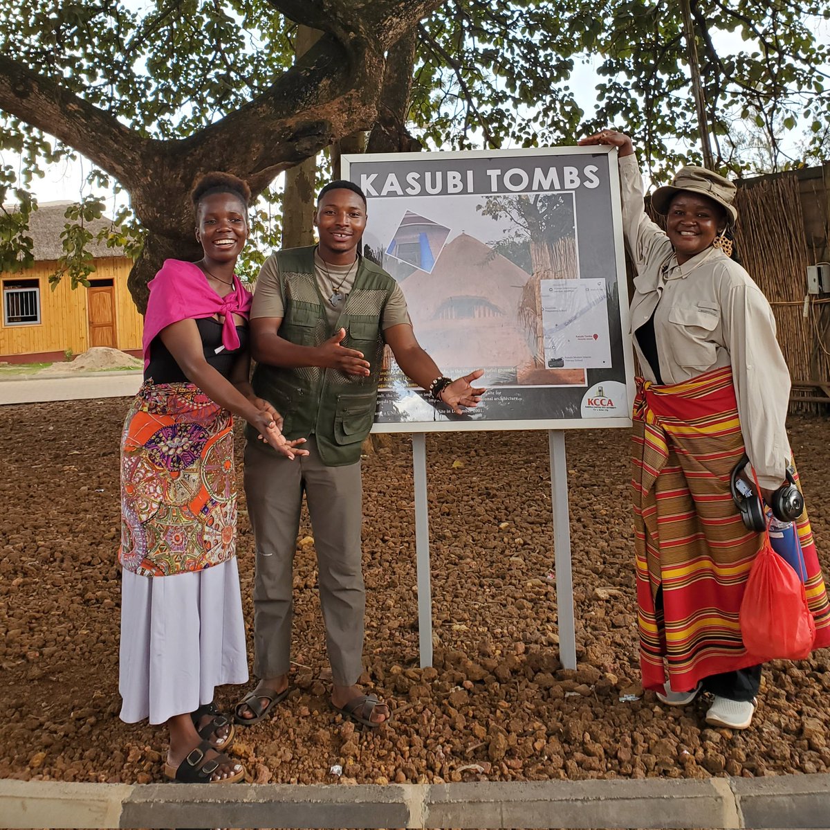 Hippolytus1308's tweet photo. Well… this happened 😭 nobody warned me it gets this real. It was a pleasure finally meeting you in person 🙌🏾 @karothk256
#kasubitombs
#bugandaheritage
#culturaltours
#manoftourismwalk
#exploreuganda https://t.co/nhUGL7x2wK
