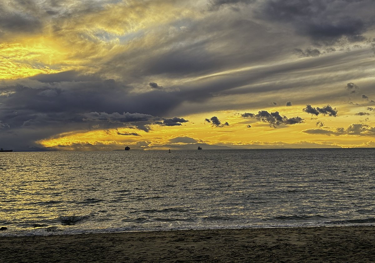 Sam_Alexandra23's tweet image. Good day Gang!  Today is #Sunset Saturday, so I hope you'll share a variety of your best sunsets for all of us to enjoy.  Seeing other parts of the world is always wonderful! #Photography #Nature #Landscape #Seascape 📸😊🇨🇦