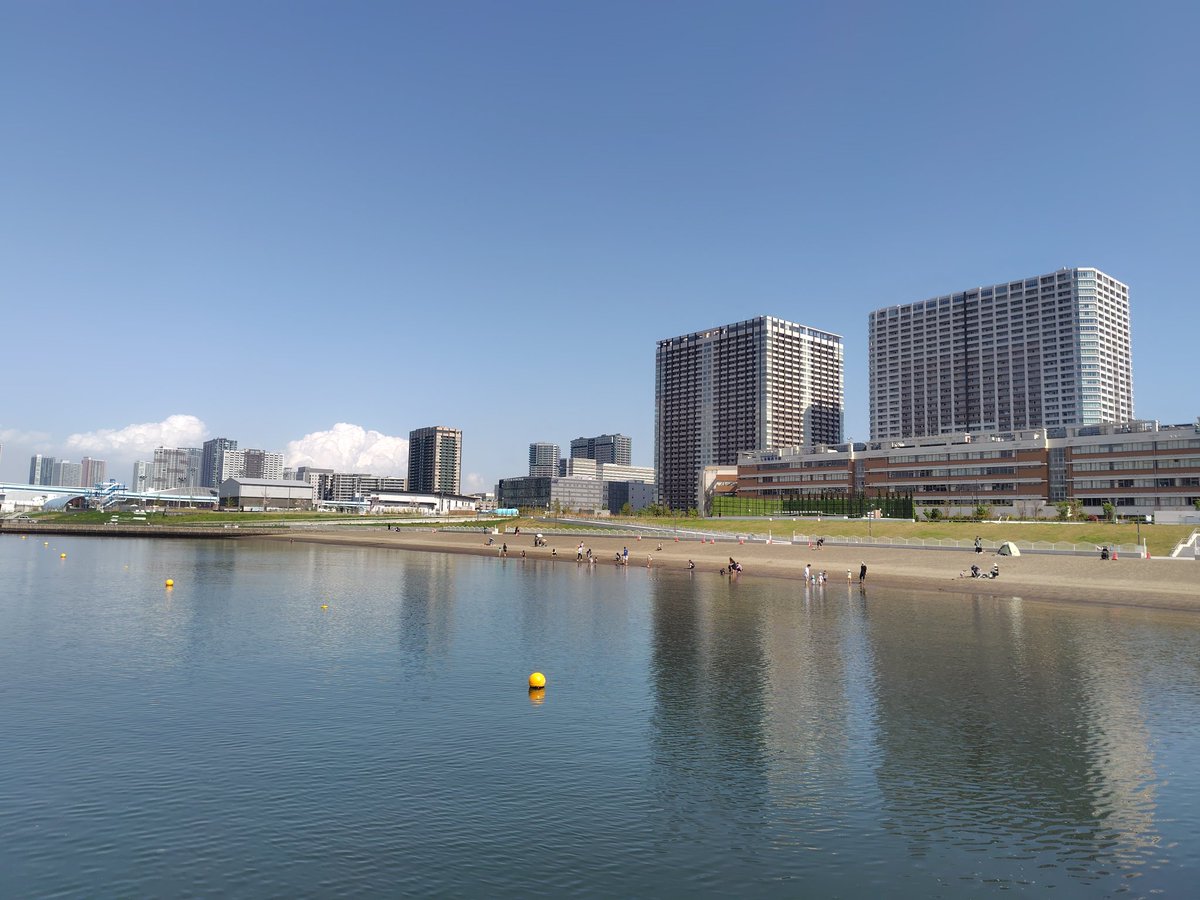 新しくできた有明親水海浜公園のビーチに行ってみた。
楽しそうに遊んでいる人々がいて良かったとは思ったが、東雲運河内なので安全性は高いと思うものの水質は微妙かなと思った。
アーバンスポーツパークは盛り上がってますね。