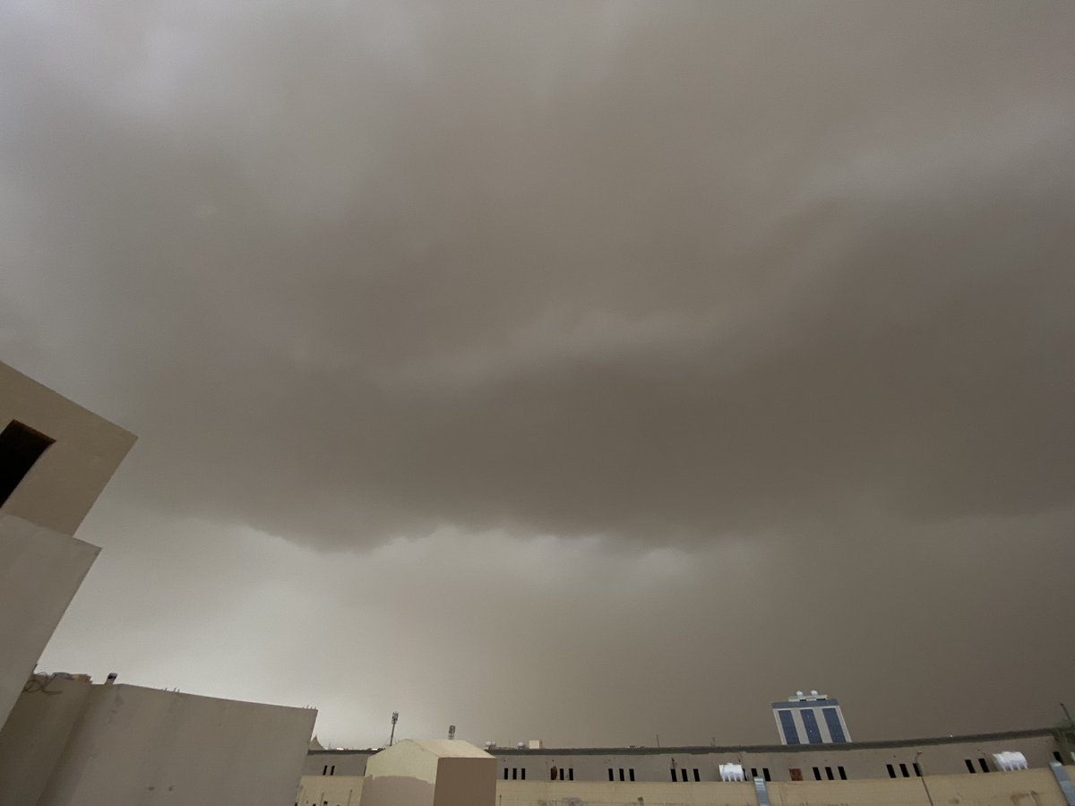 f1tly's tweet photo. @R_aad_ هطول غزير جداً من سحابة سوبر سل كسرت على الرياض⛈️ https://t.co/ArqcfRUycP