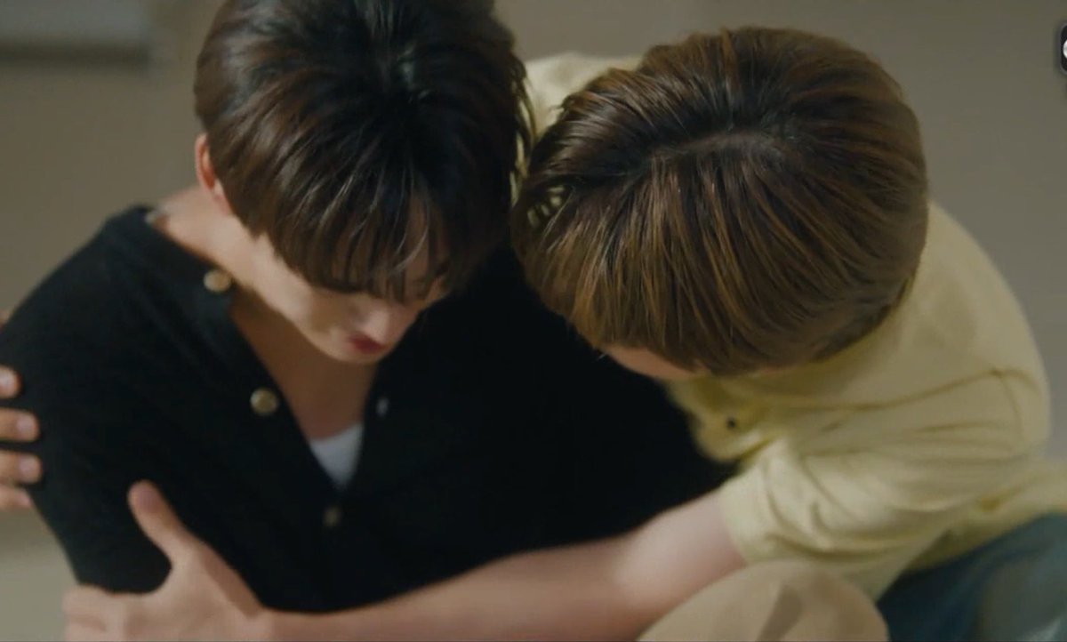 sfkkfs_'s tweet photo. ตอนฉินบอก “ ด้วง ฉินไม่ไหวแล้ว ” 

กูร้องไห้เลยๆๆๆๆๆๆ 

น้องแค่ต้องการกอด กับคำปลอบเอง 😭 

#ด้วงกับเธอEP11 https://t.co/o7iWutuiqk