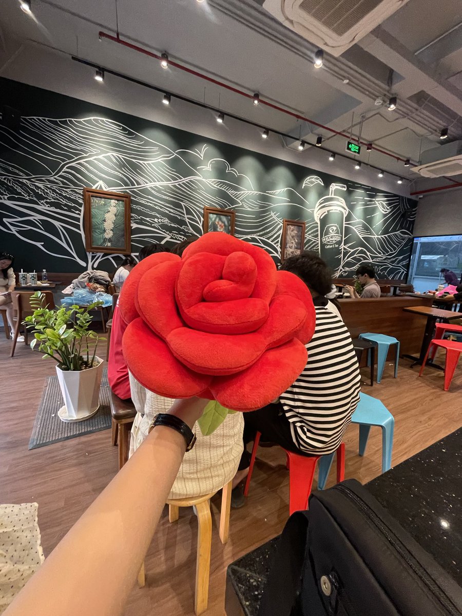 ngocphuong1024's tweet image. 🍀Có ai còn nhớ ngày xưa mình cũng đã từng khóac lên mình chiếc áo cử nhân như này hok 💃🏼
👉Ai rồi cũng phải trưởng thành và bước ra đời 😬
#happyday #smile