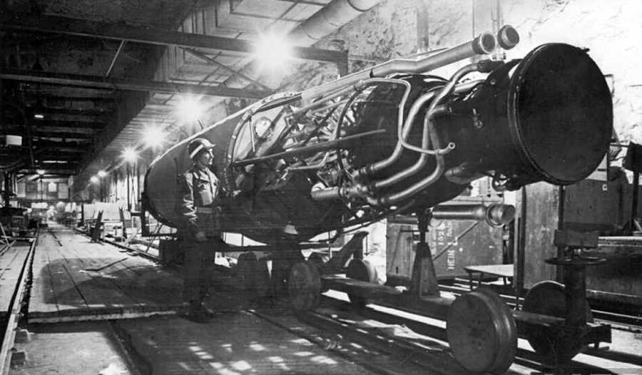 WWIIpix's tweet image. This day in 1945, American troops captured an intact V-weapon plant in Nordhausen, Germany. US engineers moved swiftly to secure rocket components, technical data, and equipment before the area was handed over to Soviet forces. #WW2