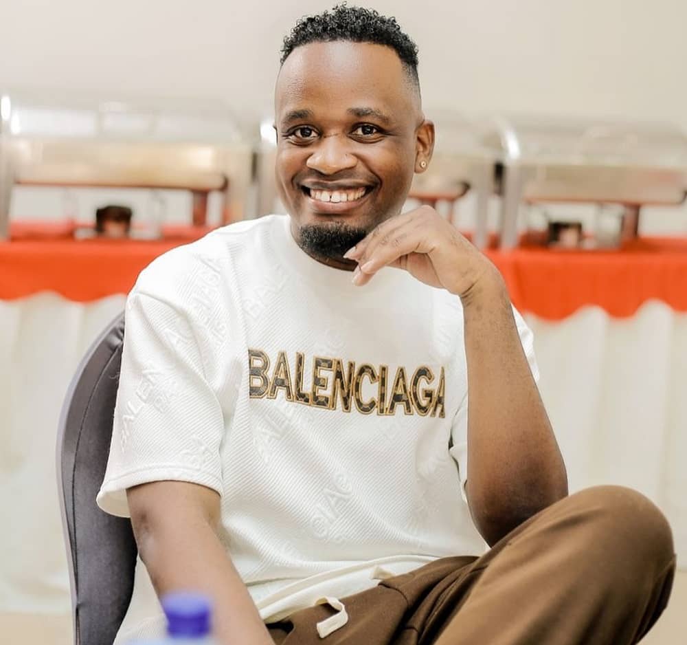 AMAKURU
========
Umuvugizi w’Urwego rw’Igihugu rw’Ubugenzacyaha <a href="/RIB_Rw/">Rwanda Investigation Bureau</a>, Dr. <a href="/Murangira_BT/">MURANGIRA B. Thierry</a> yatangaje ko Semuhungu Eric yatawe muri yombi ku wa 9 Mata 2026. 

Afungiye kuri Sitasiyo ya RIB ya Kimironko. Murangira ntiyatangaje icyo afungiye "kugira ngo bitabangamira iperereza".