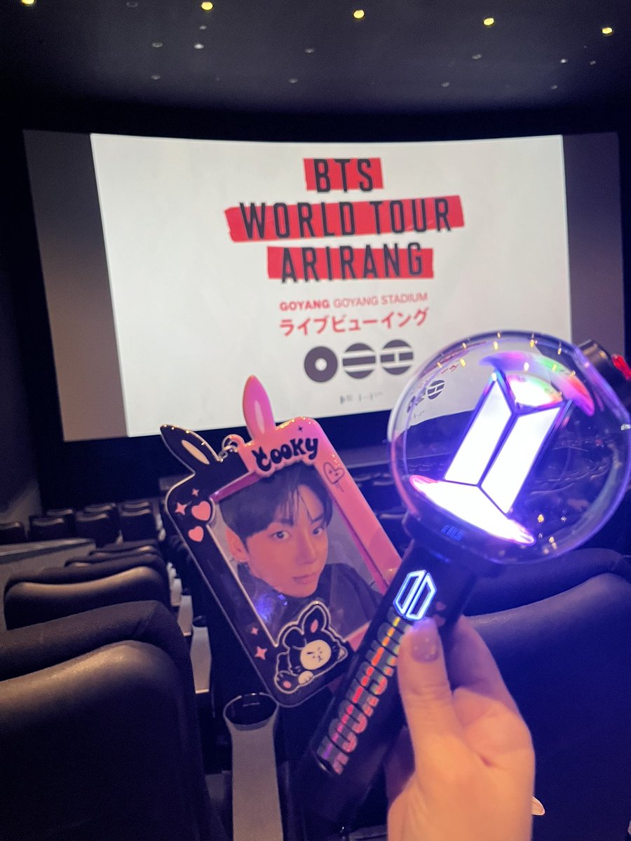 8_mini_8's tweet photo. ライビュ最高に良かった😭😭やっぱりジョングクかっこよすぎ❤️‍🔥
2人でうる覚えの掛け声したりw復習しよ🤣しかもかっこいいうちわもありがとう💘 https://t.co/XekBeNfpYz