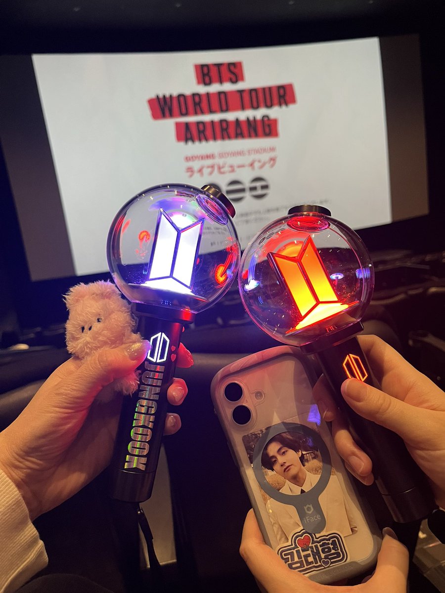 8_mini_8's tweet photo. ライビュ最高に良かった😭😭やっぱりジョングクかっこよすぎ❤️‍🔥
2人でうる覚えの掛け声したりw復習しよ🤣しかもかっこいいうちわもありがとう💘 https://t.co/XekBeNfpYz