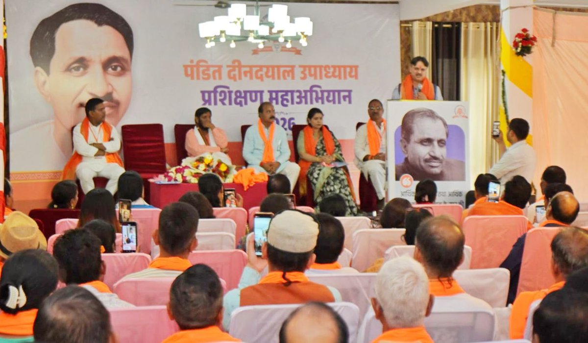 RajeshwarS73's tweet photo. प्रशिक्षण महाअभियान 2026: वैचारिक सशक्तिकरण की दिशा में महत्वपूर्ण पहल

सशक्त, अनुशासित एवं प्रशिक्षित कार्यकर्ता ही संगठन को मजबूत आधार प्रदान करते हैं और राष्ट्र निर्माण के उद्देश्य को गति देते हैं।

पंडित दीनदयाल उपाध्याय प्रशिक्षण महाअभियान 2026 के अंतर्गत सरोजनीनगर विधानसभा क्षेत्र के दक्षिण तृतीय मंडल में वृंदावन कॉलोनी स्थित कान्हा बैंक्वेट हॉल, सेक्टर 6E, लखनऊ में दो दिवसीय प्रशिक्षण कार्यक्रम गरिमापूर्ण वातावरण में उद्घाटन हुआ।

इस अवसर पर संगठन के विभिन्न दायित्वों का निर्वहन कर रहे अनुभवी एवं समर्पित कार्यकर्ताओं की सक्रिय उपस्थिति रही। कार्यक्रम में पूर्व केंद्रीय मंत्री श्री @mp_kaushal जी, मुख्य अतिथि श्री रमेश तूफानी जी, श्री रमाकांत “राजन” मिश्रा (मंडल अध्यक्ष), श्री शिव शंकर सिंह शंकरी जी, श्री रमा शंकर साहू जी, श्री संजीव मिश्रा फंटन जी, श्रीमती रश्मि सिंह, श्री के.एन. सिंह (पार्षद), श्री संदीप अवस्थी, श्री मनोज रावत, सुश्री नेहा सिंह, श्री आमोद कुमार, श्री जितेन्द्र सिंह, श्री विनय सूदन, श्री बृज मोहन शर्मा (पार्षद), श्री एस.के. सिंह, श्री विनय श्रीवास्तव, श्री दिनेश पांडेय एवं श्री प्रणव अग्निहोत्री सहित अनेक कार्यकर्ताओं ने सहभागिता की।

इस प्रकार के प्रशिक्षण अभियान कार्यकर्ताओं के व्यक्तित्व विकास, वैचारिक स्पष्टता एवं संगठनात्मक दक्षता को नई ऊंचाइयों तक ले जाते हैं।

ऐसे आयोजन कार्यकर्ताओं में सेवा, समर्पण और कर्तव्यनिष्ठा की भावना को और प्रगाढ़ करते हैं।