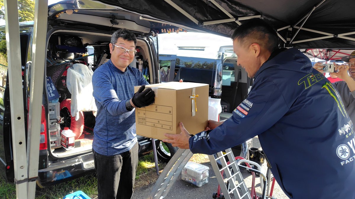 lets072togo's tweet photo. ちょっと遅くなりましたがBIGな昇格&amp;JAGEシリーズチャンプのお祝いをいただきました！
前のチームでお世話になったもんじろうさんからのプレゼントです！
…
…
…
ﾒﾁｬﾃｶﾞｺﾝﾃﾞﾙ
…
…
…
ｳﾁﾉﾑｽﾒﾊﾀﾁﾔﾈﾝ
ｲｴﾆｵｲﾄｲﾃﾀﾞｲﾁｮｳﾌﾞ?
…
…
…
あ…ありがとうございます w https://t.co/e0iVX7xIW9