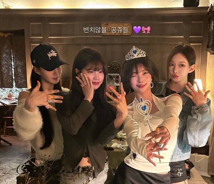 picsbeck's tweet photo. 🎂 Happy birthday to our princess leader Yeowool https://t.co/LmPFF1z62X