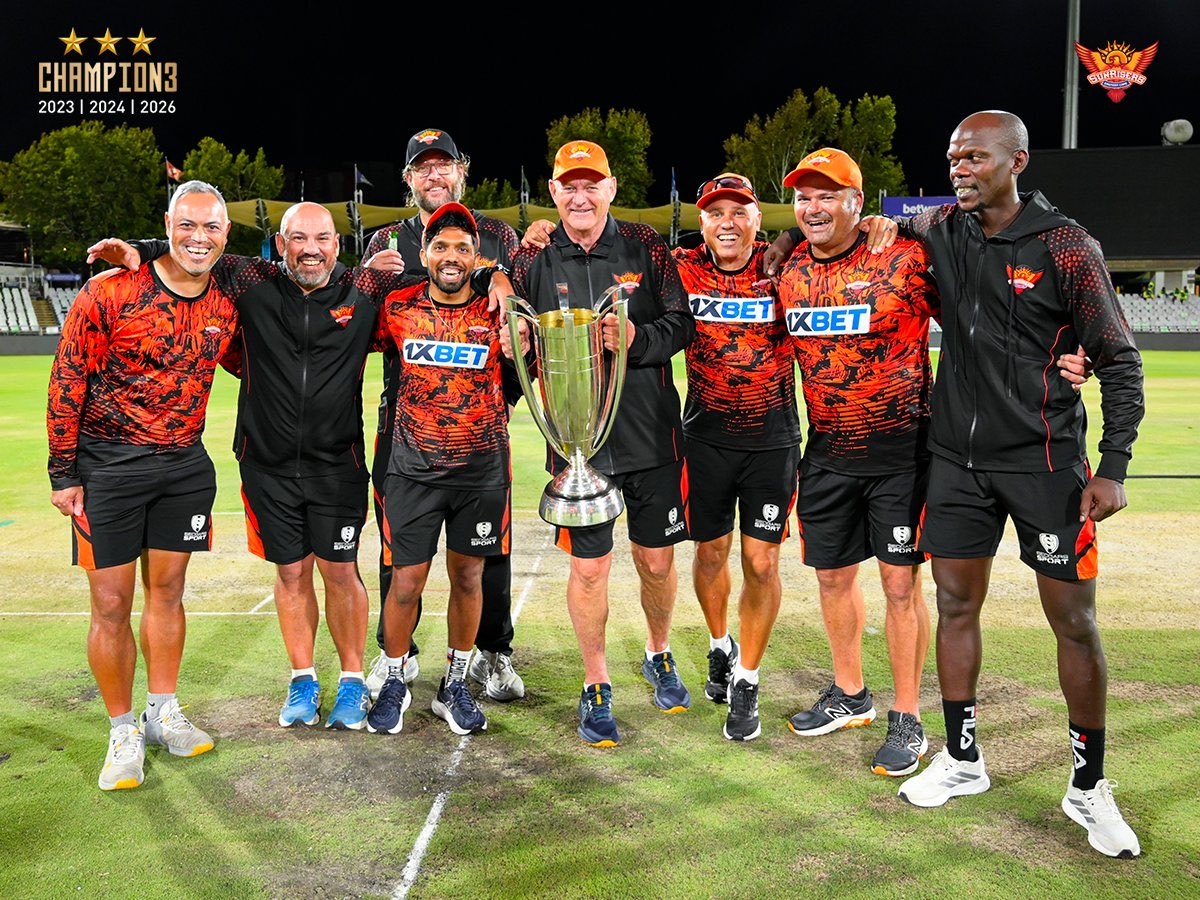 Buntu077's tweet image. Hey Sunrisers fans can u find the imposter in this image???
Clue: Blud comes to franchise has a 'good person' and 'head coach'. Stay's for 5 seasons and destroy the franchise. Has Zero knowledge about indian pitches. 

Poor kavya maran doesn’t understand this
@sunrisers
#ipl2020