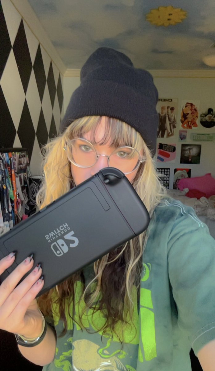 zanzimez's tweet image. I forgot to post this yesterday, but thank you guys for a great birthday 💚💚