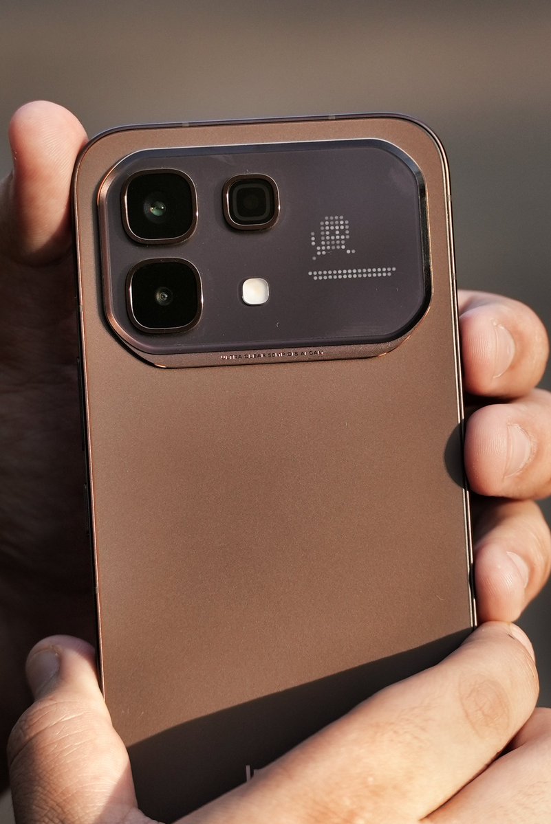 gogiinc's tweet image. Phones are getting smarter… and now the back too..

That back panel isn’t just for show
Active Matrix Display on the Infinix NOTE 60 Pro hits different
Clean design + smart interaction = solid combo

#InfinixNote60Pro #DesignMatters