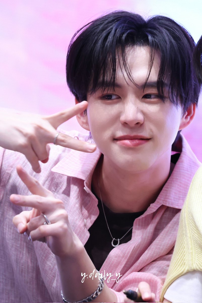 YY_daily_'s tweet photo. Narakkkk✌🏻

BLOOMING LOVE WITH BVTL
#bevertonliew0411fansign
#BeverTonliew #bbverpj https://t.co/ug85vn6AFp