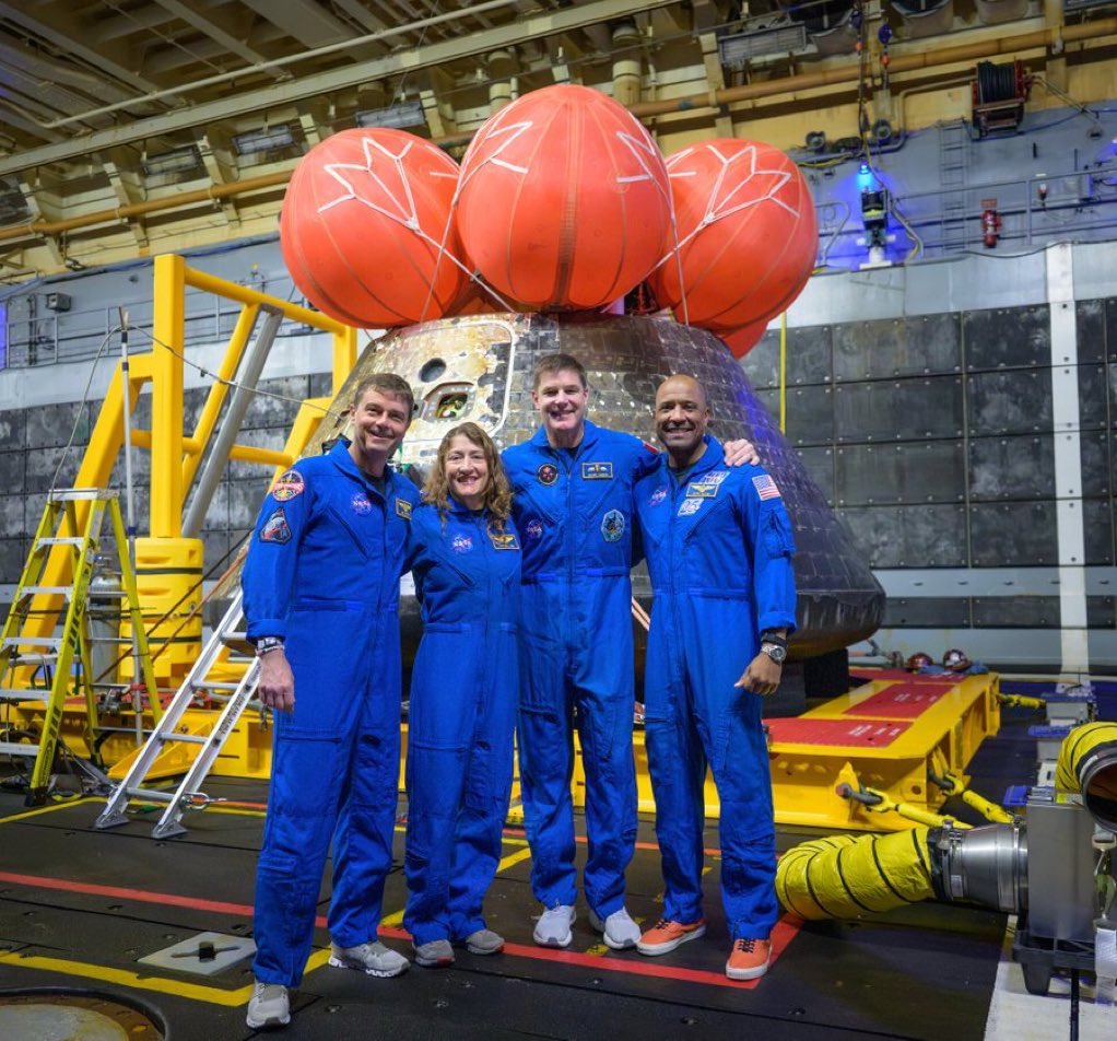 Ajmeunier's tweet image. Les 4 nouveaux héros de la Lune (@astro_reid, @Astro_Christina, @Astro_Jeremy, @AstroVicGlover) posent devant leur capsule #Integrity après récupération à bord de l’USS John P.Murtha @NASAArtemis #Lachroniquespatiale