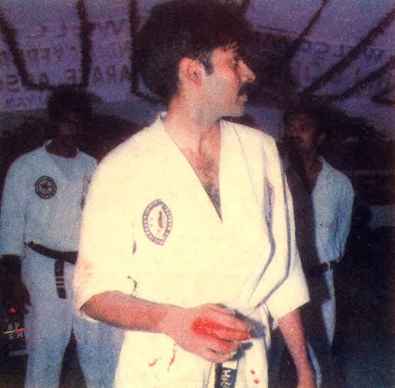Shashi__Kalion's tweet image. Pawan Kalyan is the only one indian top hero who is holding black belt gold medal in karate 

Specialist in MMA, Kick boxing 

#OG sequences are inspired by his real life achievements 

Vijay didn't even know how to hold katana 🤡

Get Some awareness and Brain before tweeting 🤡