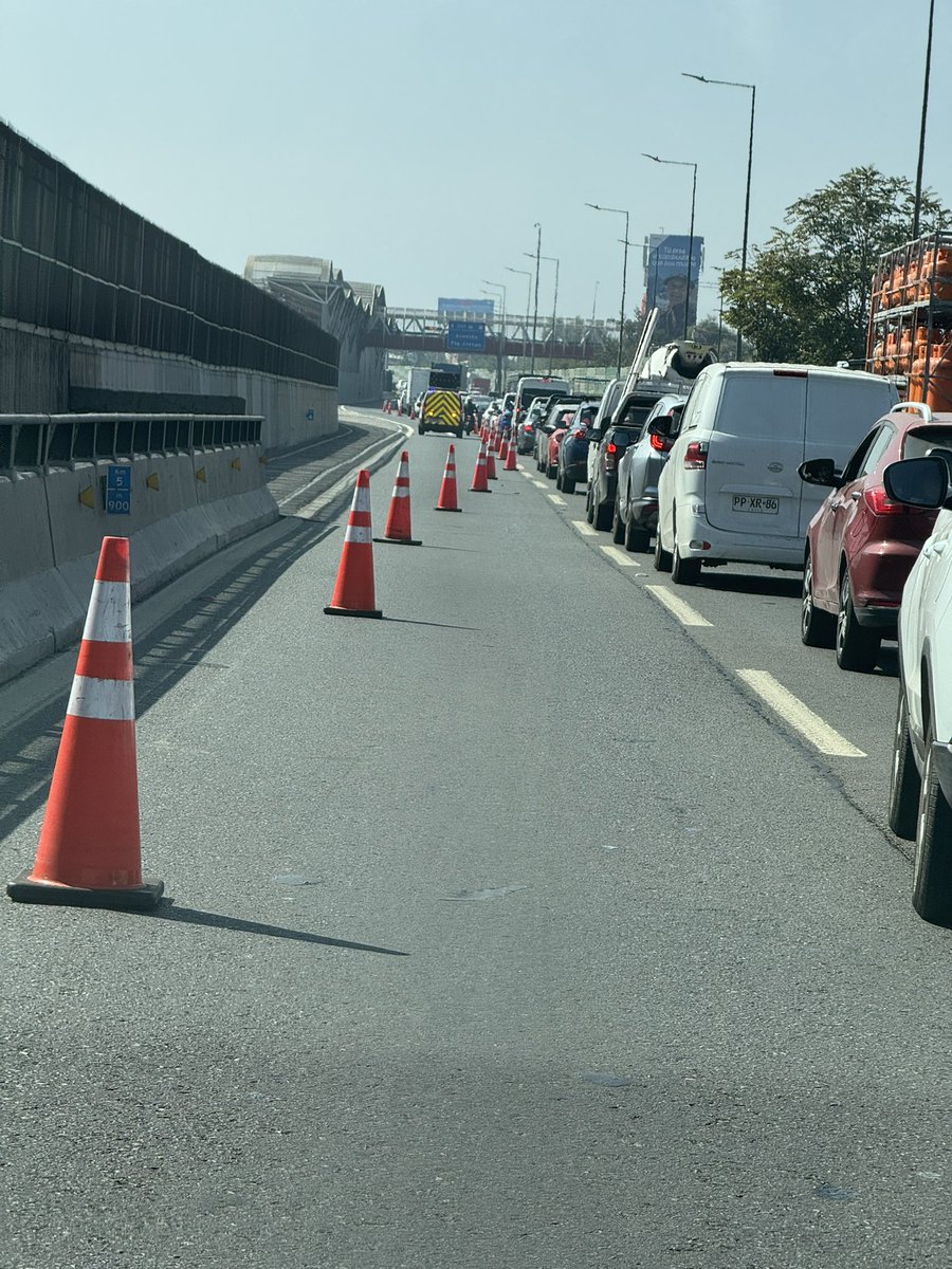 GamesClassicCL's tweet photo. Hay un taco de kilómetros…
La solución : vamos a buscar descongestionar, abrimos salidas de emergencia y que el personal dirija hacia esas salidas….

La autopista: no se diga más… https://t.co/lGUlt75FLJ