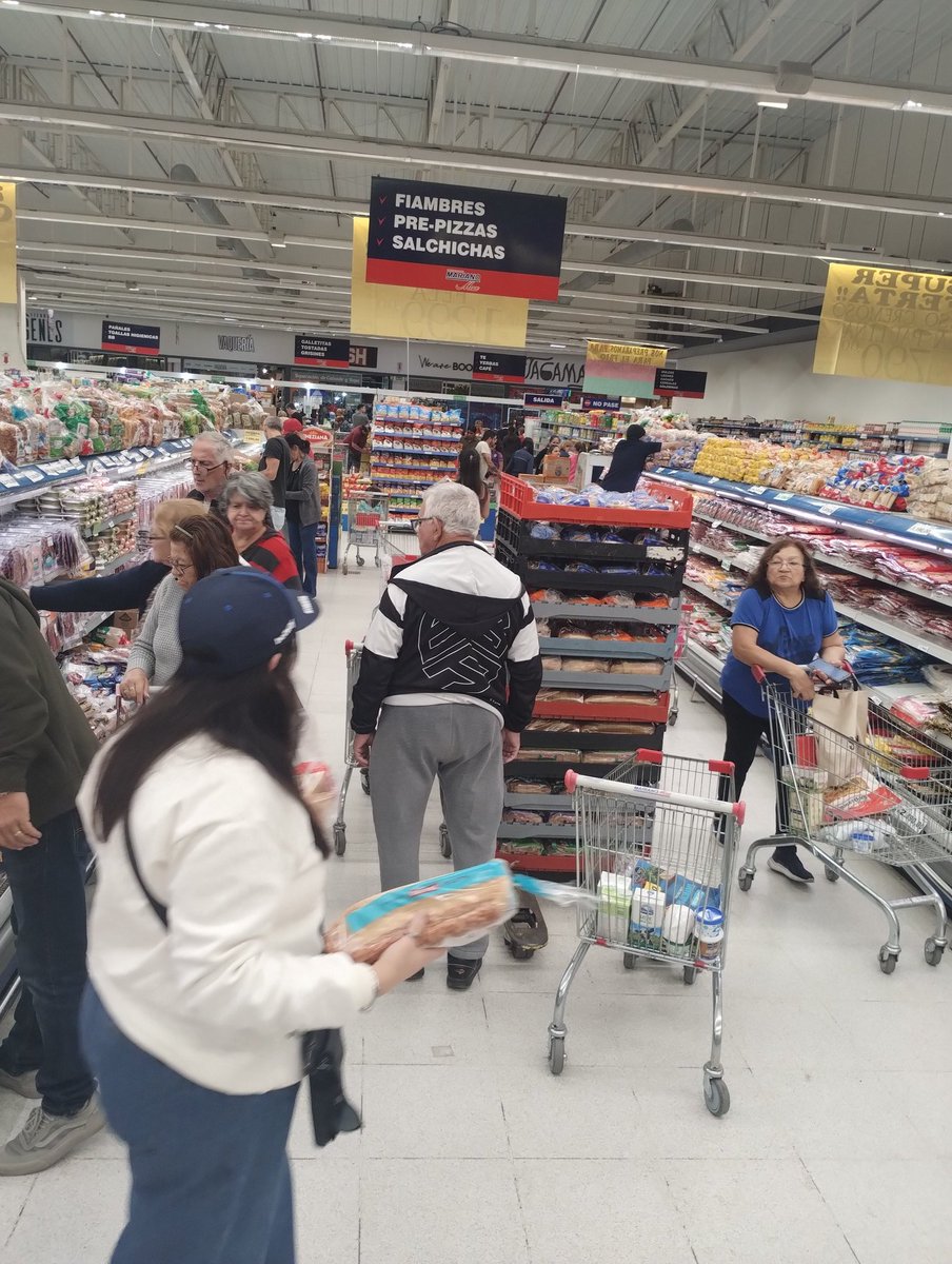 Mariano Max barrio Artigas (media baja) todas las cajas con cola. Todos los pasillos con mucha gente. Llena la playa. Domingo a la mañana. Pero los peroncucas y merce-conomistas dicen estamos peor que con Fdez Fdez