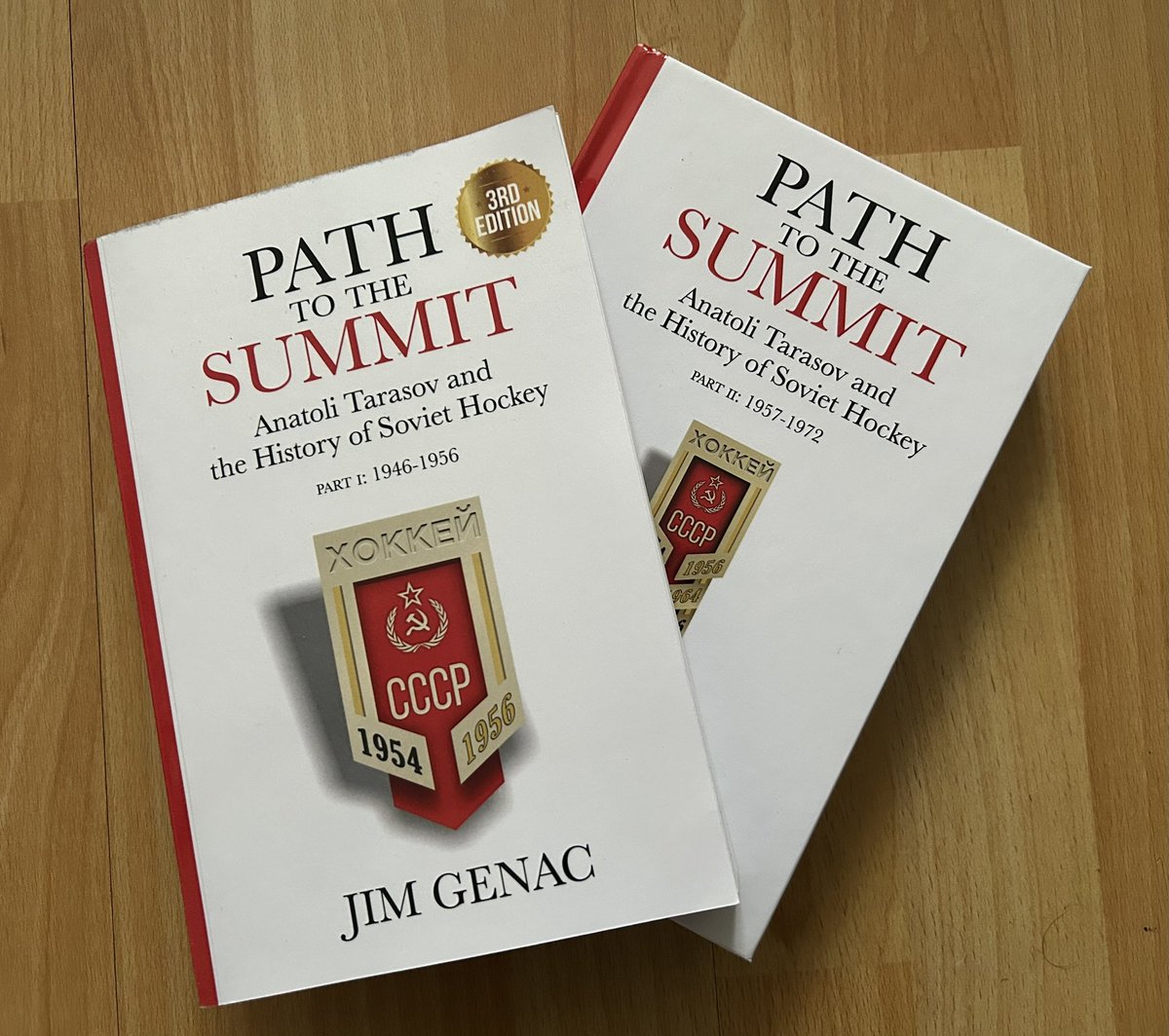 France_Canucks's tweet photo. La saison morte va être studieuse... avec les 2 livres @pathtothesummit sur l'histoire du 🏒  de @Jim_Genac https://t.co/xXPF9X8Cdt