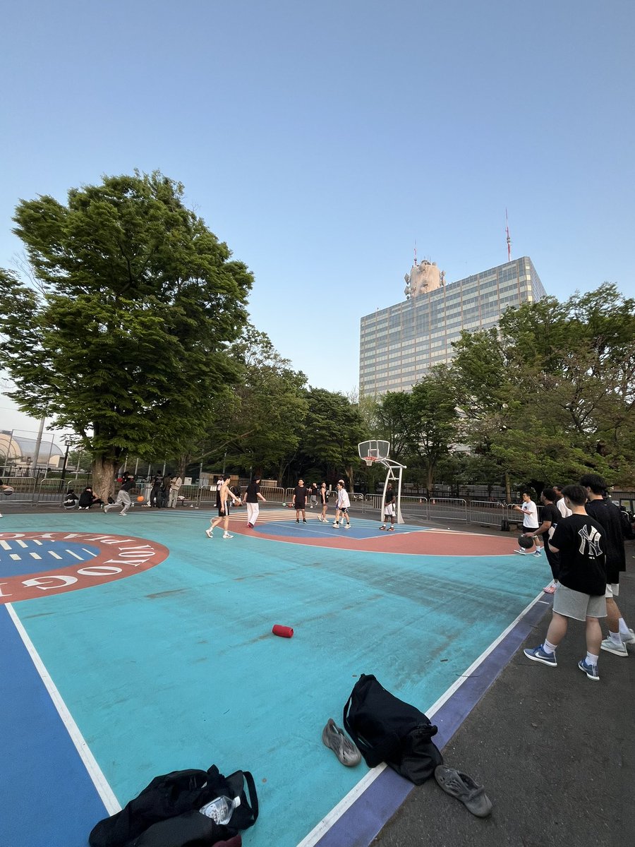 FIESTA_1026's tweet photo. 公園でバスケ🏀 https://t.co/kldIqEiK1N