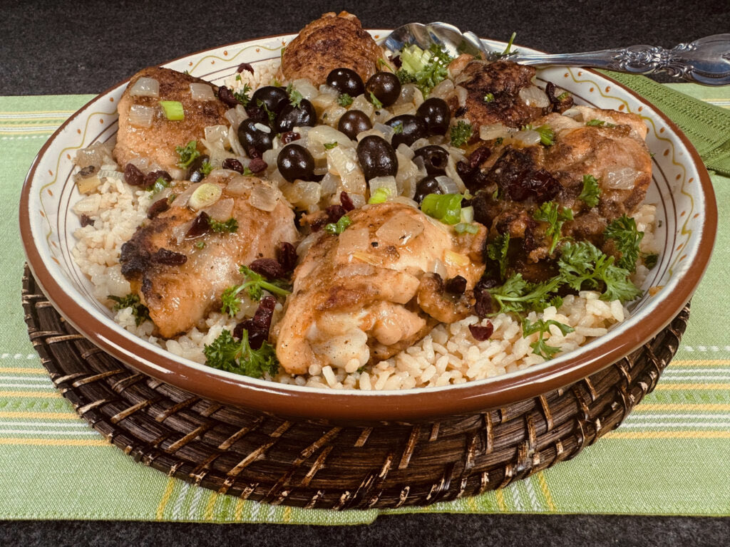 GGoodtaste's tweet image. This chicken dish, inspired by Chef Erik Anderson, features chicken thighs brined for extra juiciness &amp;amp; seasoned. It is browned to develop a savory flavor, before being simmered with saffron, sweet onions &amp;amp; olives. This dish is both comforting &amp;amp; elegant. #Recipe on the blog now