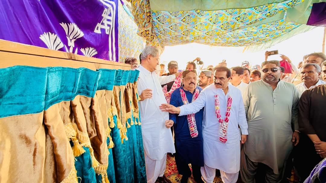 SattarBhuttoSB's tweet photo. پ پ پ تعلقو بلڙي شاھ ڪريم ايم اين اي سيد نويدقمر پ پ پ ضلع صدرايم پي اي سيداعجاز  شاھ بخاري اڳوڻو ايم پي اي حاجي عبدالڪريم سومرو ضلع جنرل سيڪريٽري ايم پي اي خرم ڪريم سومرو جن اڄ فارم اسٽاپ کان ستر موري تائين اسفالٽ روڊ جوافتتاح ڪيو۽ سنڌ آبادگار شگر ملز چوڪ تي جلسي عام کي خطاب ڪيو https://t.co/7mJ7Ozjf5v