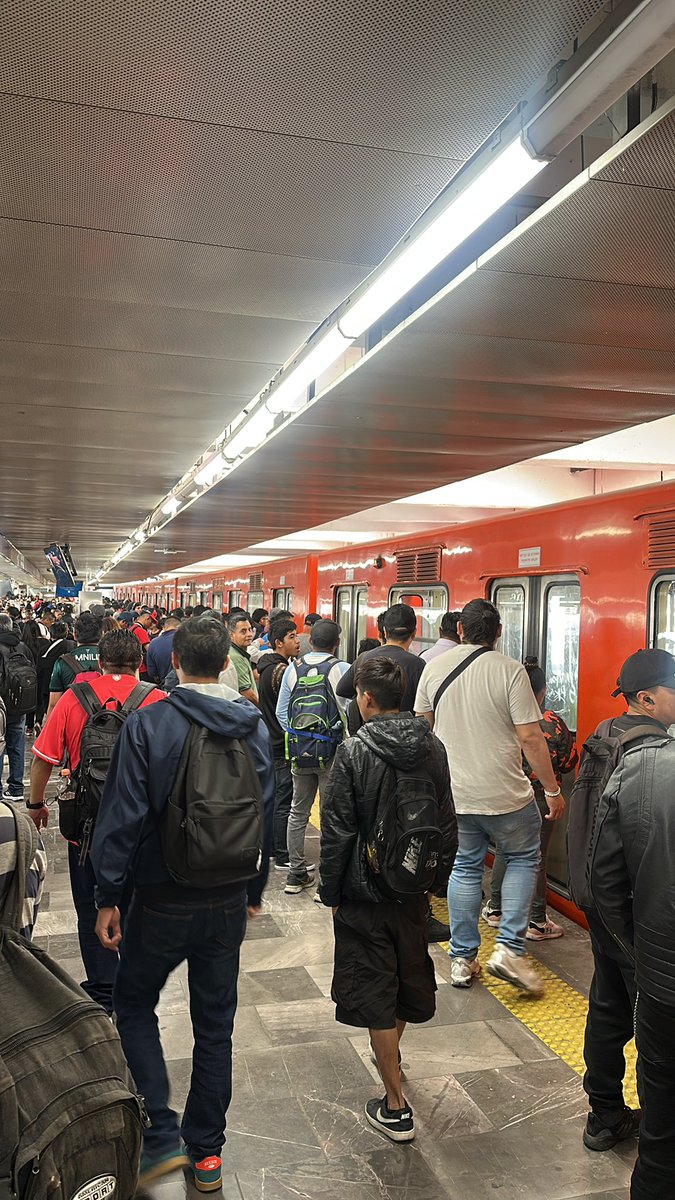 pachequin85's tweet photo. @MetroCDMX Este tren detenido en Pantitlan !! @MetroCDMX @AdrianRubalcava https://t.co/ULgyDht5kf