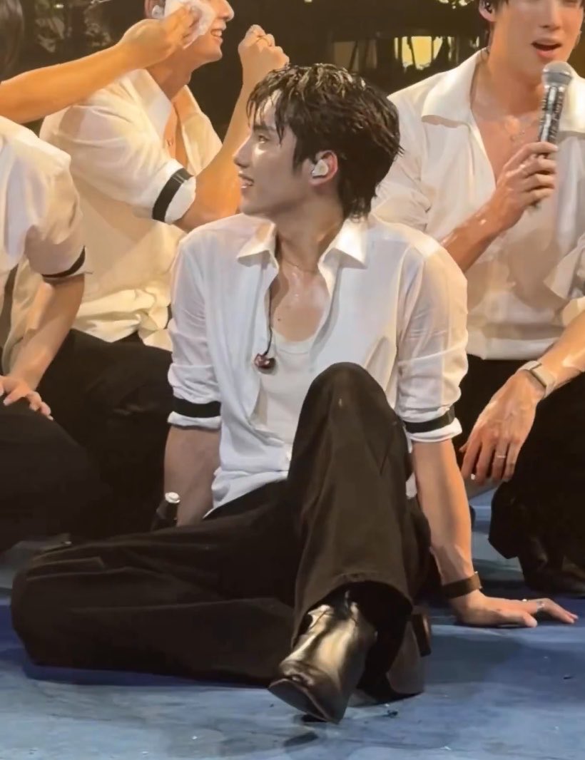 หุ่นเหินไหล่เพิ่นอะ สมกับที่ตั้งใจออกกำลังกาย บุคคลที่ยิ่งโตยิ่งหล่อ หล่อแล้วหล่ออีก นี่ขนาด 21 ขวบนะนั่น