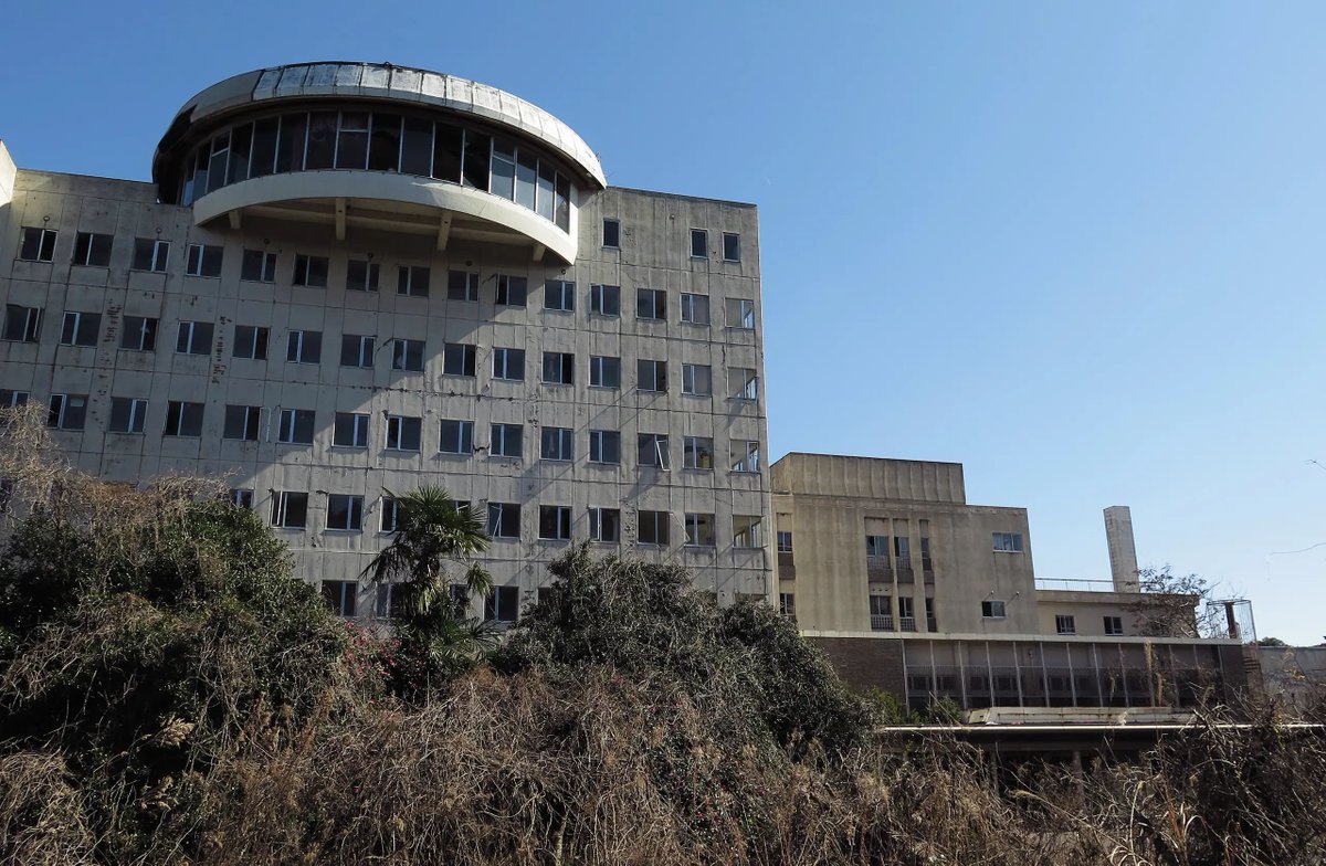 dyreschlock's tweet photo. About a month ago, I went to visit an abandoned hotel in a resort town in central Japan. The town was still suffering from earthquake damage from two years ago.

More photos and post:
https://t.co/5occsMj2iE 

#Japan #Travel #Photo #Photography #UrbanExploration https://t.co/u0rr1igVJz