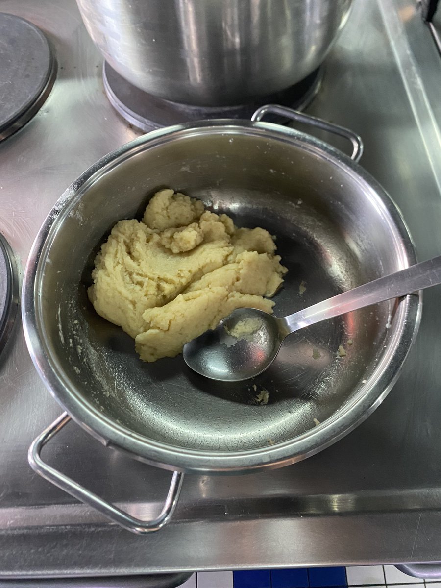 bu eller sadece iskandil almıyor profiterol de yapıyor