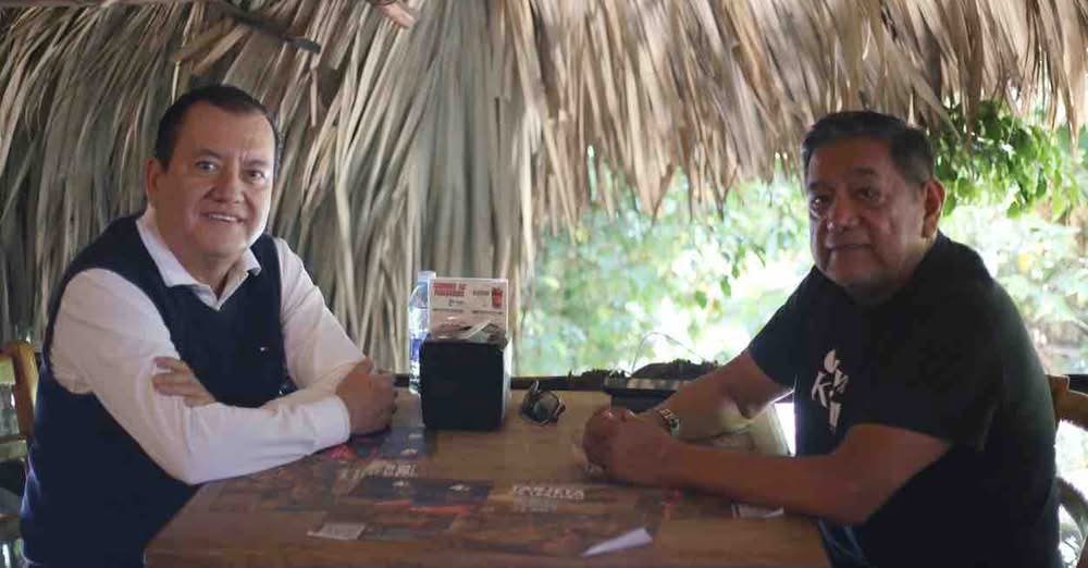 elsurdeguerrero's tweet photo. #PorSiTeLoPerdiste|🔻"Es mi líder y siempre lo será", subraya el rector de la #UAGro @JavSaldana del senador @FelixSalMac
Más detalles de esta plática, una entrevista de #ElSur👇
https://t.co/dp6BmSLTeb https://t.co/F1RvhBsd0W